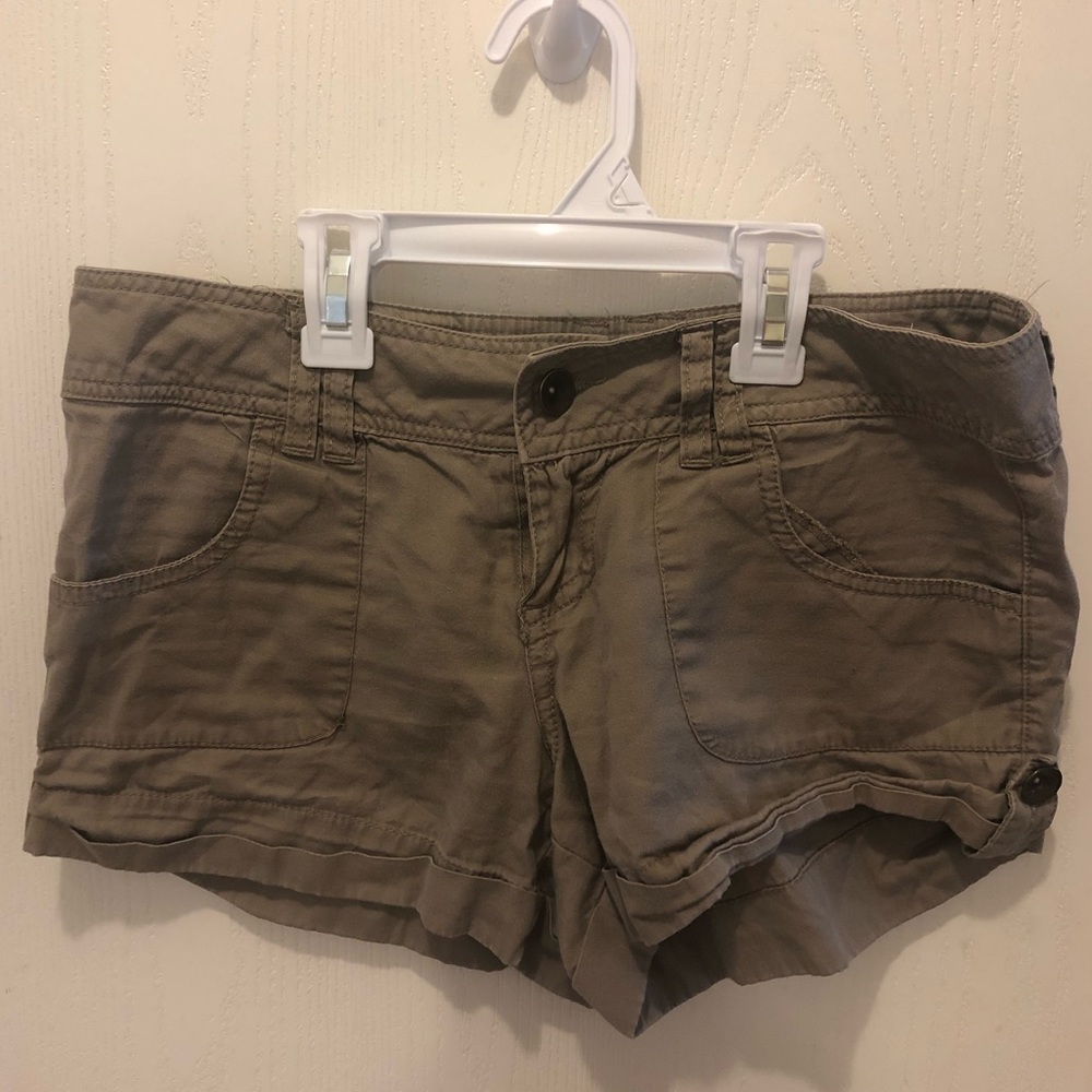 **SOLD** Dollhouse Cargo Shorts - Picture 4 of 4
